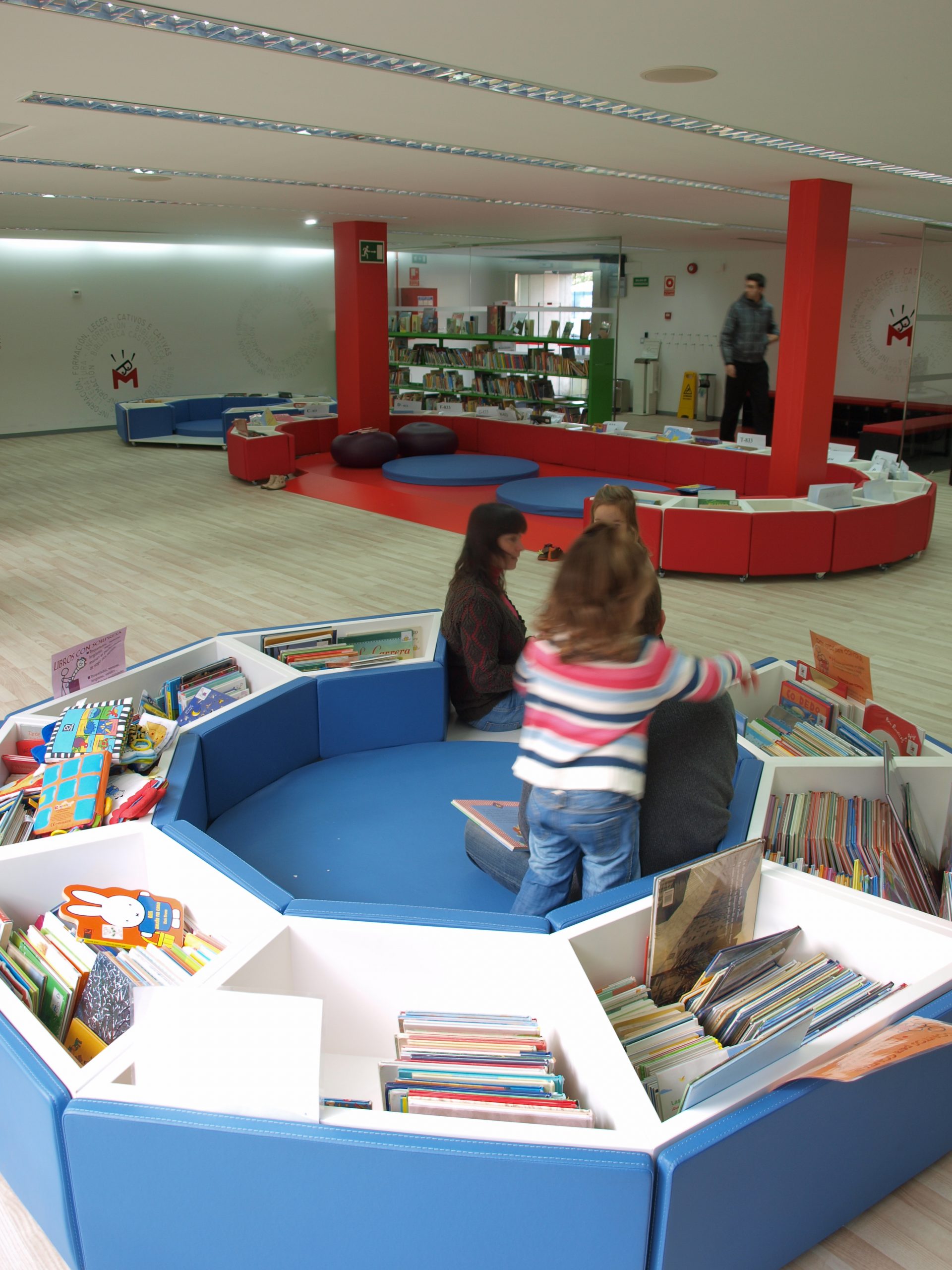 Moderno estante para libros